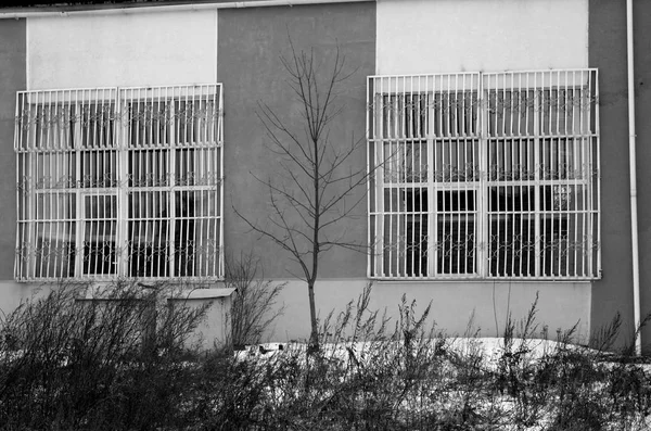 Παλιό Βιομηχανικό Κτίριο Μαύρο Και Άσπρο Εποχιακή Φόντο Για Την — Φωτογραφία Αρχείου