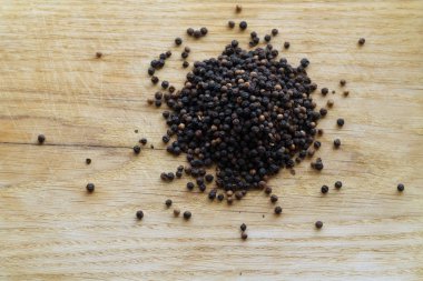 Ahşap masa üzerine karabiber yakın çekim. Gıda ve ingrediens.