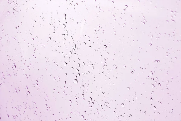 Blured 紫のトーンでウィンドウを水滴します 季節限定背景テクスチャ デザイン — ストック写真