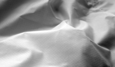 Siyah beyaz buruşuk şeffaf plastik yüzey. Arka plan ve tasarım için doku.