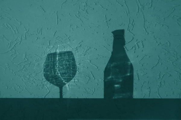 Garrafa Vinho Sombra Vidro Tom Ciano Fundo Abstrato Vista — Fotografia de Stock