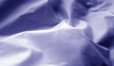 Mavi renkli buruşuk şeffaf plastik yüzey. Arka plan ve tasarım için doku.