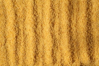 Darı kabuğu çıkarılmış tane yakın çekim. Gıda ve malzemeler.