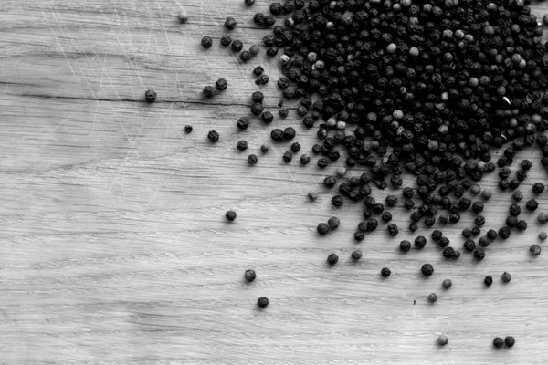 Schwarzer Pfeffer Nahaufnahme Auf Einem Holztisch Schwarz Weiß Abstrakter Hintergrund — Stockfoto
