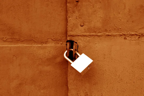 オレンジ色で金属のゲート上の南京錠 抽象的な背景とテクスチャー — ストック写真