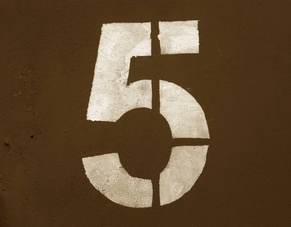 在棕色色调的金属墙上的模具5号 用于设计的抽象背景和纹理 — 图库照片