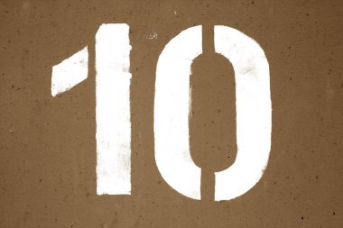 Kahverengi tonda duvar metal şablonda 10 numara.
