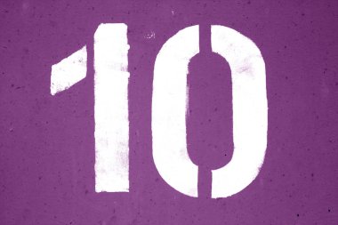 Metal şablonda 10 numara duvar mor ses tonuyla.
