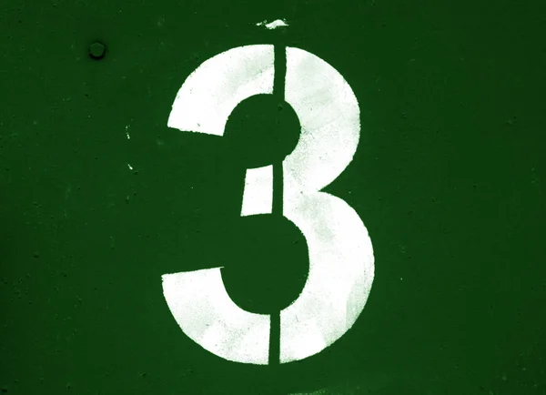 Número 3 en plantilla sobre pared metálica en tono verde . — Foto de Stock