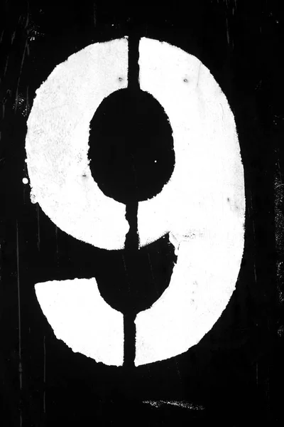 Número 9 em estêncil na parede de metal em preto e branco . — Fotografia de Stock