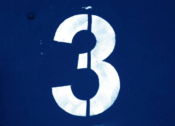 Numero 3 in stencil su parete metallica in tono blu navy . — Foto Stock