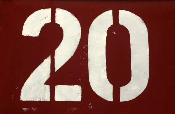 Nummer 20 i stencil på röd metall vägg. — Stockfoto