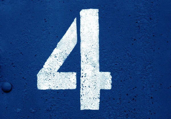 Número 4 em estêncil na parede de metal em tom azul marinho . — Fotografia de Stock