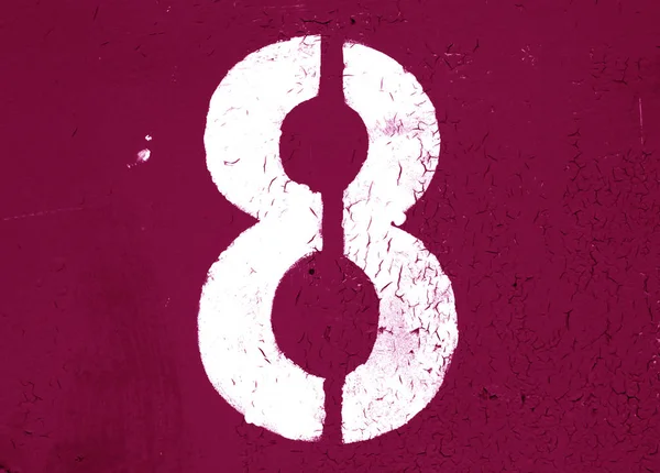 Numer 8 we wzorniku metalu ściany w różowy ton. — Zdjęcie stockowe