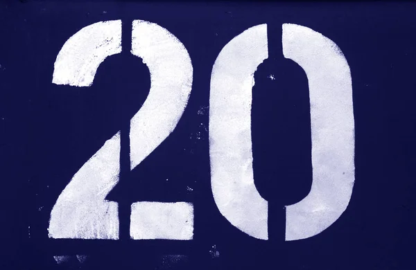 Numero 20 in stencil su parete metallica in tono blu . — Foto Stock