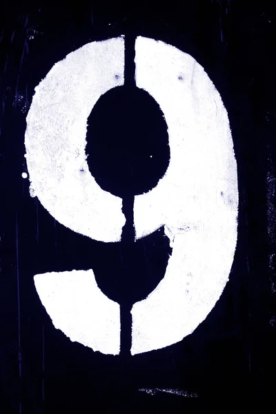 Número 9 em estêncil na parede de metal em tom azul . — Fotografia de Stock