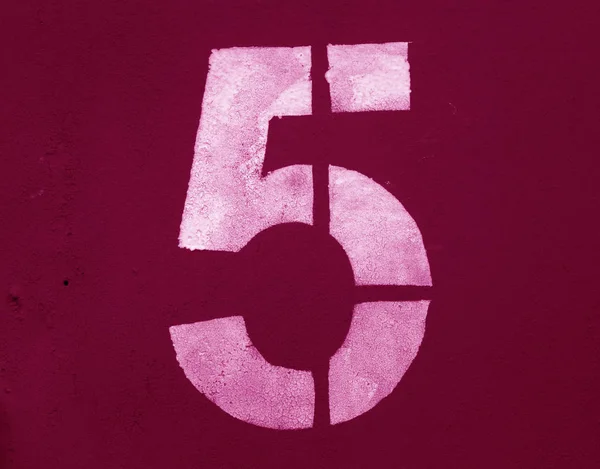 Nummer 5 i stencil på metallvägg i rosa ton. — Stockfoto