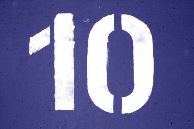 Mavi tonda metal duvardaki şablonda 10 numara.