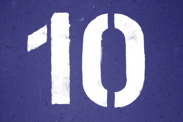 Numero 10 in stencil su parete metallica in tono blu . — Foto Stock