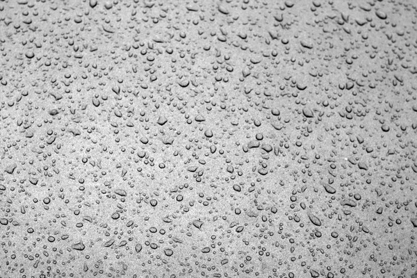 Gocce d'acqua sulla superficie dell'auto in bianco e nero . — Foto Stock