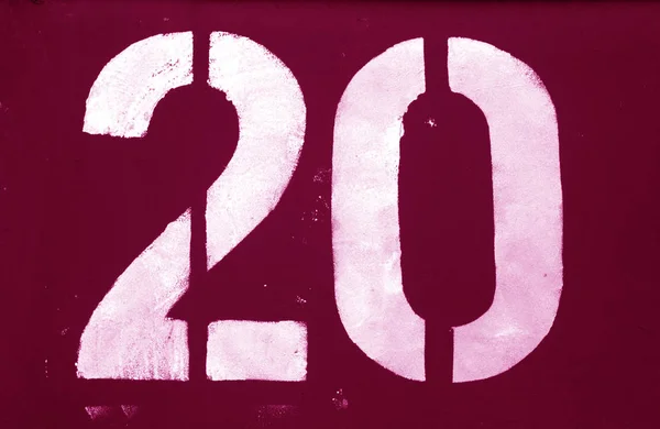 Número 20 em estêncil na parede de metal em tom rosa . — Fotografia de Stock