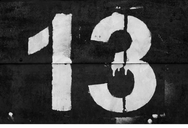 Número 13 em estêncil na parede de metal em preto e branco . — Fotografia de Stock