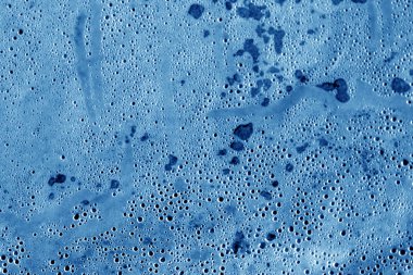 Islak plastik şeffaf eski doku lacivert tonda sarın..