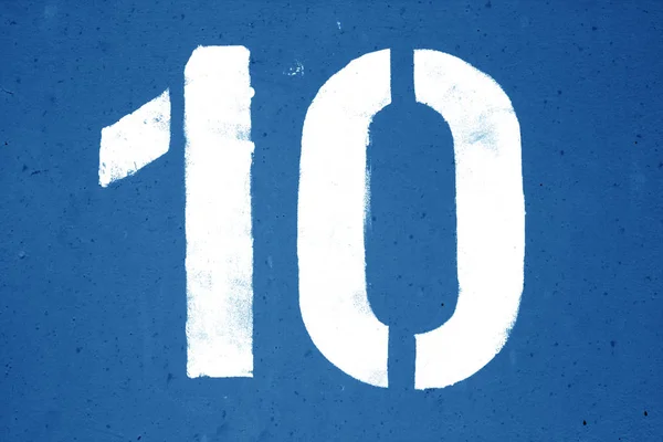 Numero 10 in stencil su parete metallica in tono blu navy . — Foto Stock