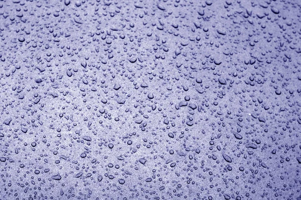 Gotas de agua en la superficie del coche en tono azul . —  Fotos de Stock