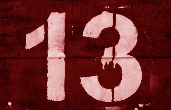Nummer 13 i stencil på metall vägg i röd ton. — Stockfoto