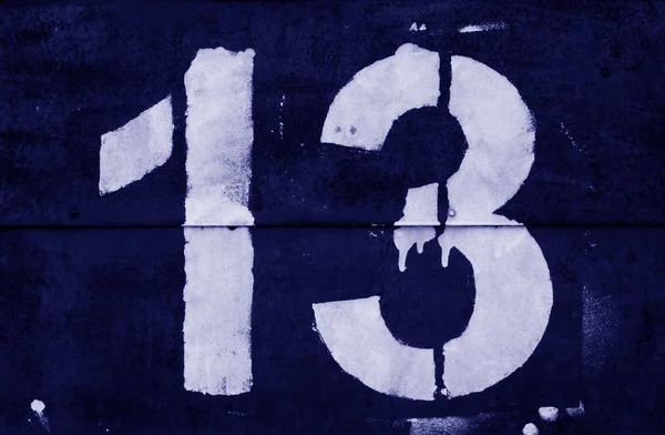 Número 13 em estêncil na parede de metal em tom azul . — Fotografia de Stock