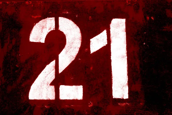 Número 21 en plantilla sobre pared metálica en tono rojo . —  Fotos de Stock