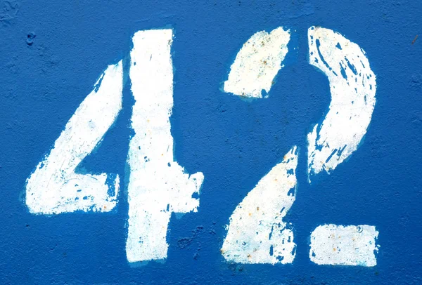 Numero 42 in stencil su arrugginito muro di metallo blu navy . — Foto Stock