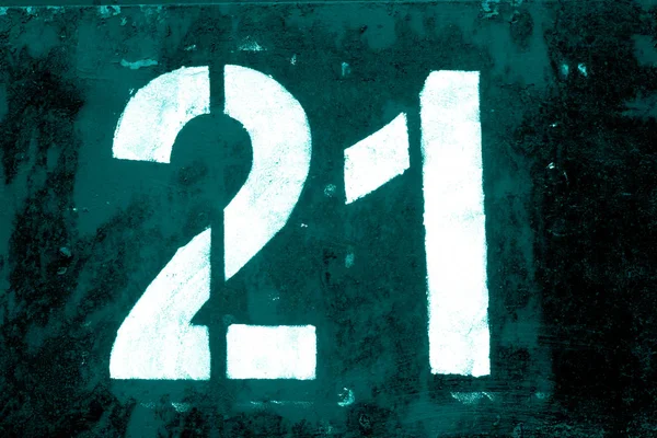 Zahl 21 in Schablone auf Metallwand in Cyan-Ton. — Stockfoto