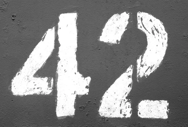 Αριθμό 42 στο στάμπο στο σκουριασμένο μέταλλο τοίχου σε μαύρο και άσπρο. — Φωτογραφία Αρχείου