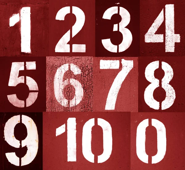 Números 0 a 10 em estêncil na parede de metal em tom vermelho — Fotografia de Stock
