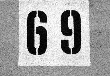 Sayı 69 siyah ve beyaz şablon çimento duvar üzerinde.