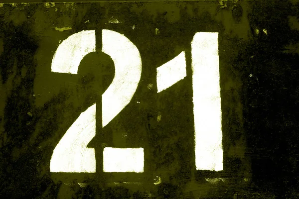 Número 21 en plantilla sobre pared metálica en tono amarillo . —  Fotos de Stock