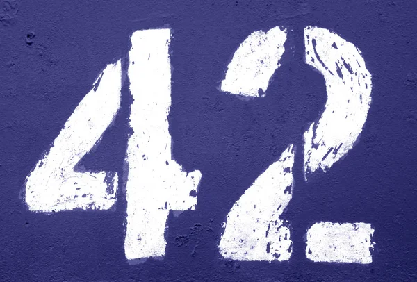 Numero 42 in stencil su parete metallica arrugginita in tono blu . — Foto Stock