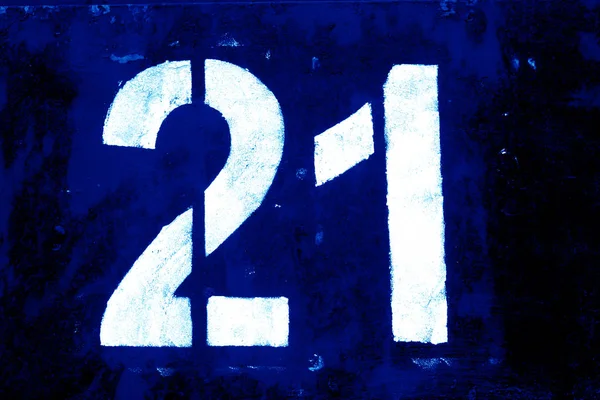 Número 21 em estêncil na parede de metal em tom azul marinho . — Fotografia de Stock