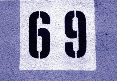 Çimento 69 numaralı duvar mavi ses tonuyla şablonda.