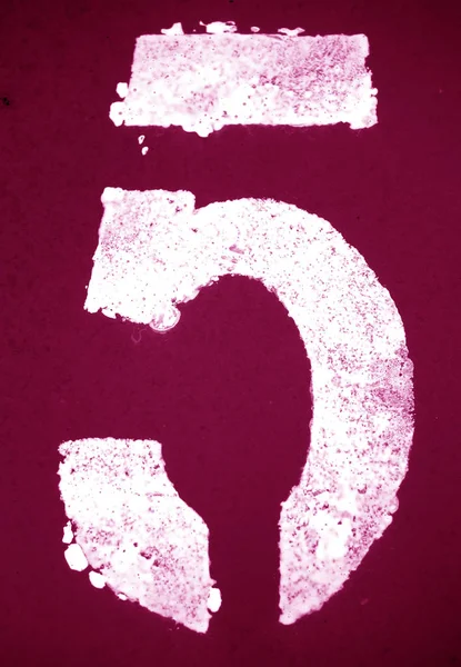 Numero 5 in stencil su parete metallica in tono rosa . — Foto Stock