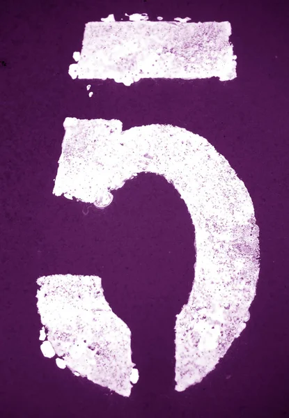 Numéro 5 au pochoir sur le mur en métal dans le ton violet . — Photo
