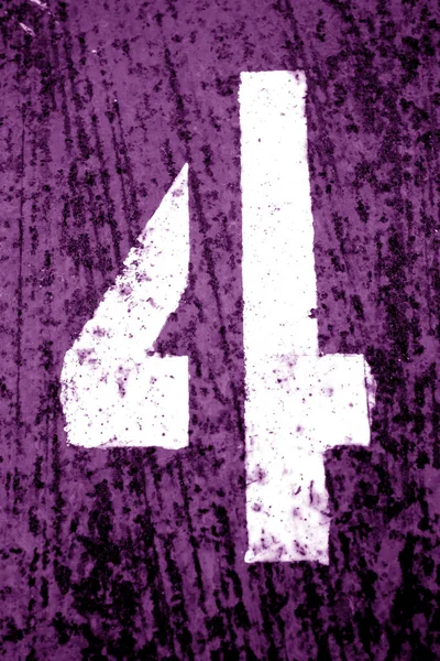 Número 4 en plantilla sobre pared metálica grumosa en tono púrpura . — Foto de Stock