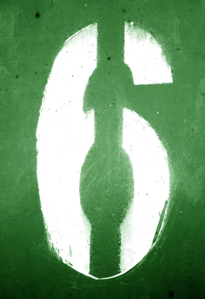 번호 6 지저분한 금속에 스텐실에서 벽 녹색 톤. — 스톡 사진