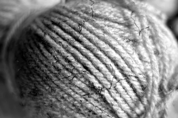 Bola de fio close-up com efeito borrão em preto e branco . — Fotografia de Stock