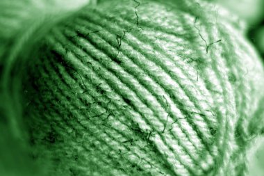 Yeşil tonda bulanık efektli iplik yumağı.