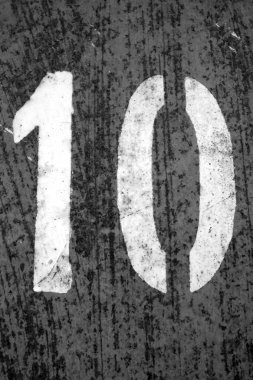 Siyah beyaz metal duvardaki şablonda 10 numara. 