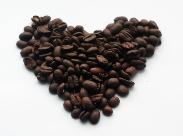 Granos de café en forma de corazón en blanco . —  Fotos de Stock