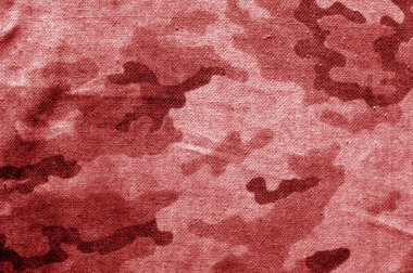 Kırmızı tonda kirli kamuflaj bezi.